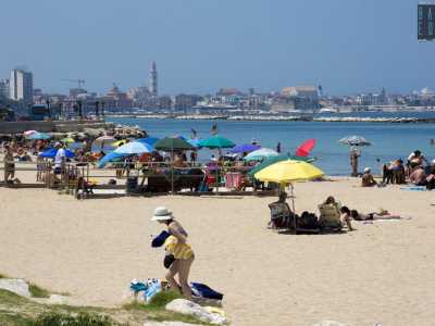 ...sempre affollata da bagnanti, turisti e sportivi nonostante lo storico problema dello scarico fognario con cui il lido continua a convivere